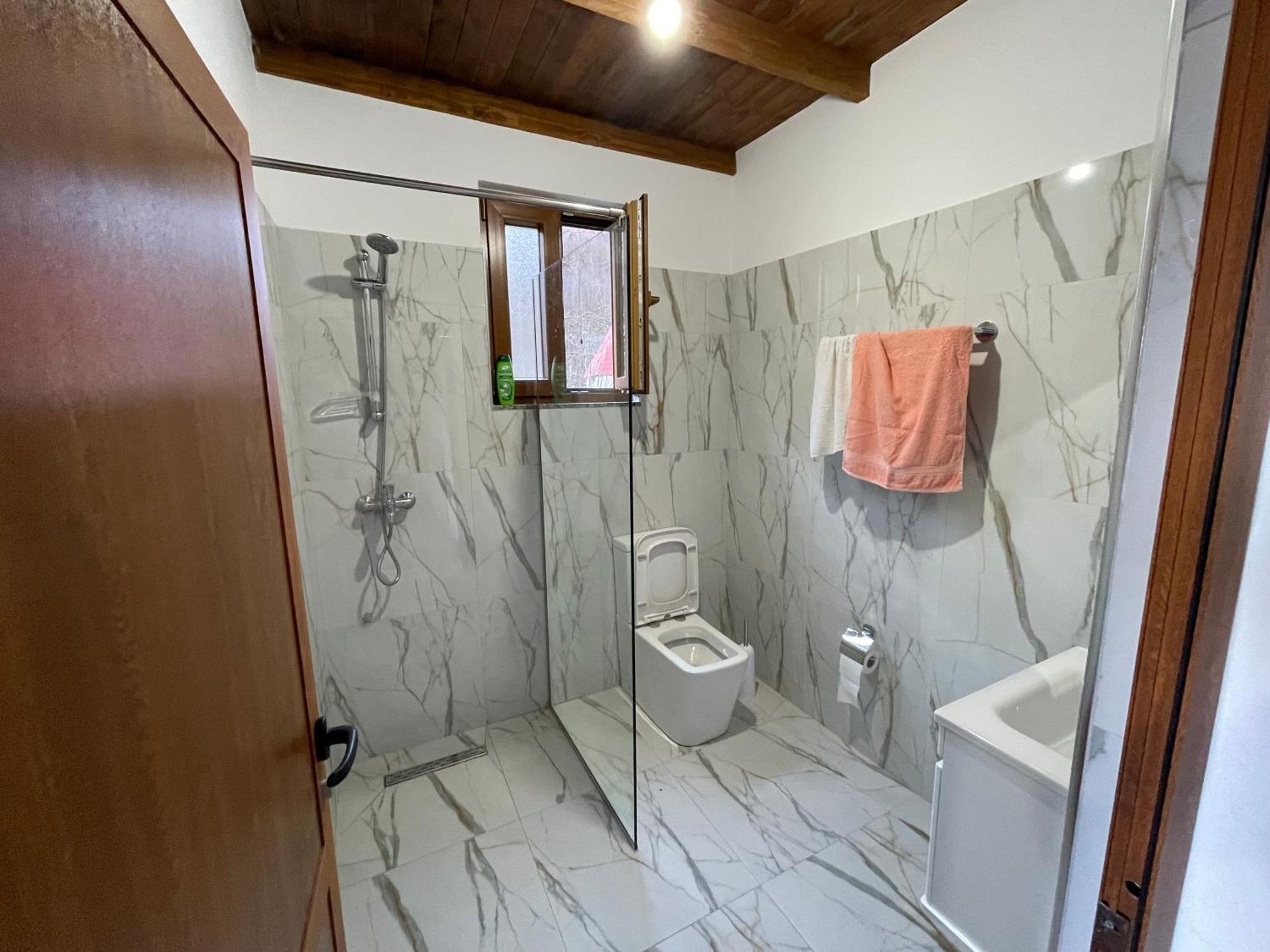 Xhovani Zelna Maison d'hôtes Nderlysaj